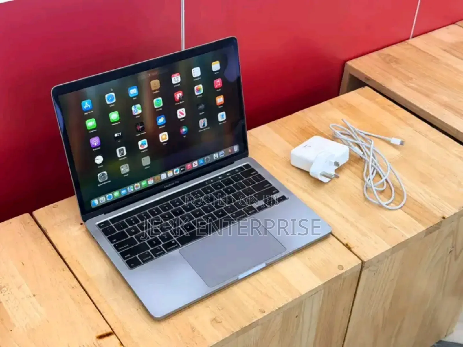 New Laptop Apple MacBook Pro 16GB Apple M1 SSD 512GB