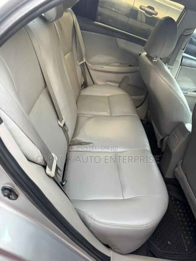 Toyota Corolla LE 4dr Sedan (1.8L 4cyl 4A) 2013 Silver