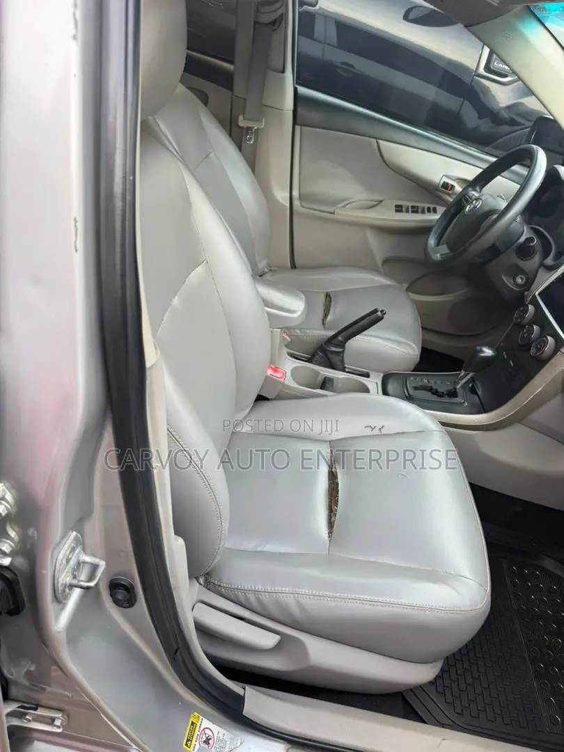 Toyota Corolla LE 4dr Sedan (1.8L 4cyl 4A) 2013 Silver