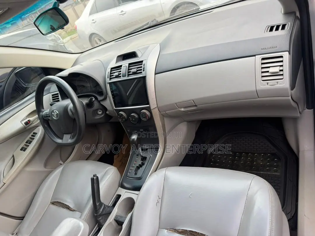 Toyota Corolla LE 4dr Sedan (1.8L 4cyl 4A) 2013 Silver