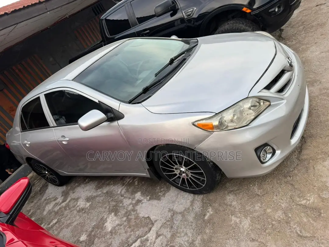 Toyota Corolla LE 4dr Sedan (1.8L 4cyl 4A) 2013 Silver