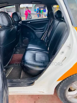 Toyota Matrix Hatchback FWD (1.8L 4cyl 5M) 2010 Yellow