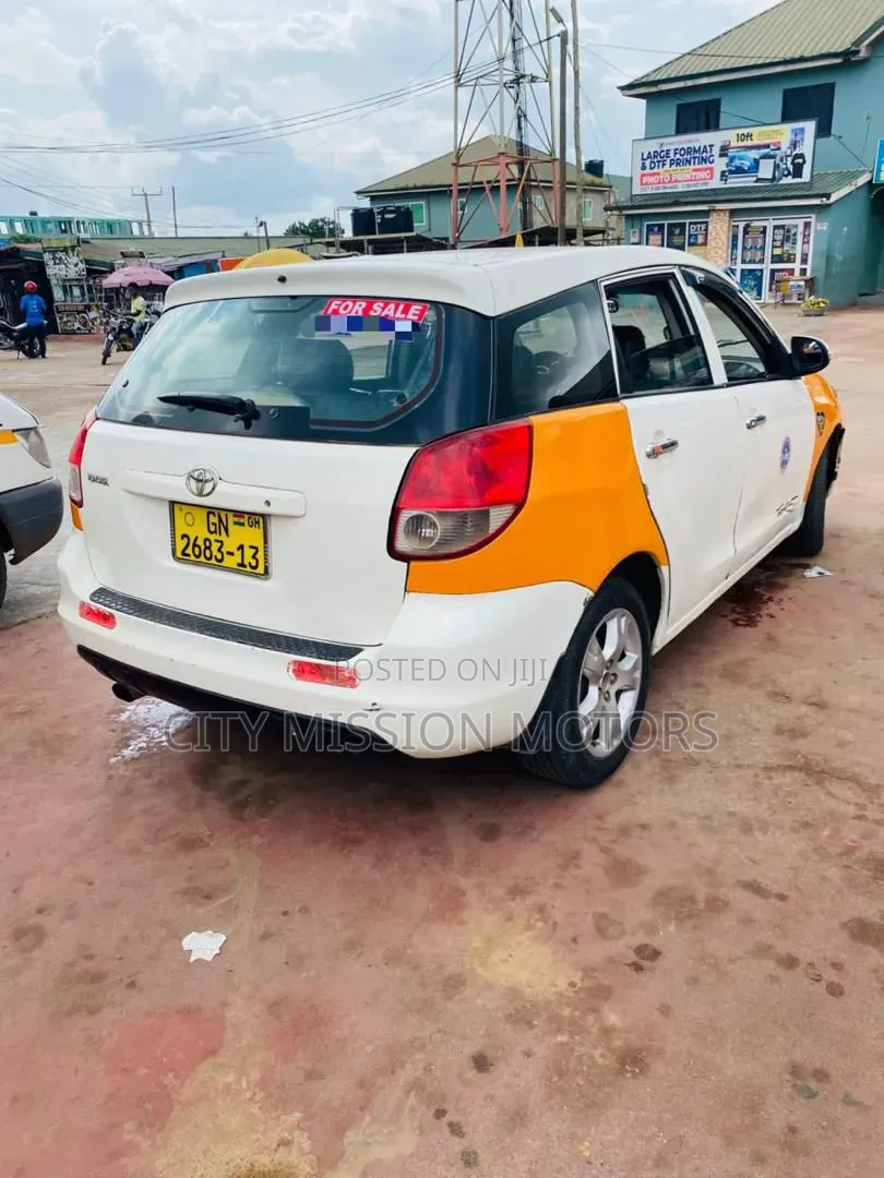 Toyota Matrix Hatchback FWD (1.8L 4cyl 5M) 2010 Yellow