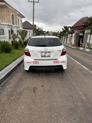 Toyota Matrix Hatchback FWD (1.8L 4cyl 5M) 2010 White