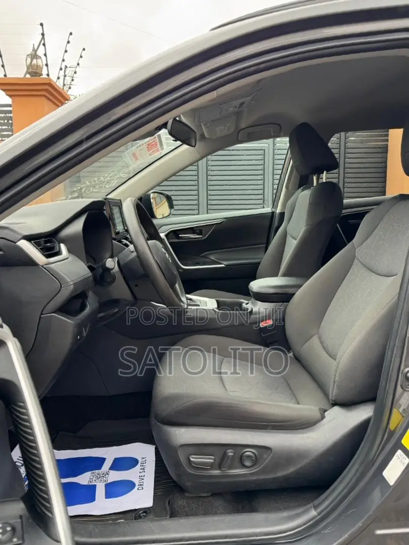 Toyota RAV4 XLE 2022 Gray