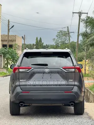 Toyota RAV4 XLE 2022 Gray