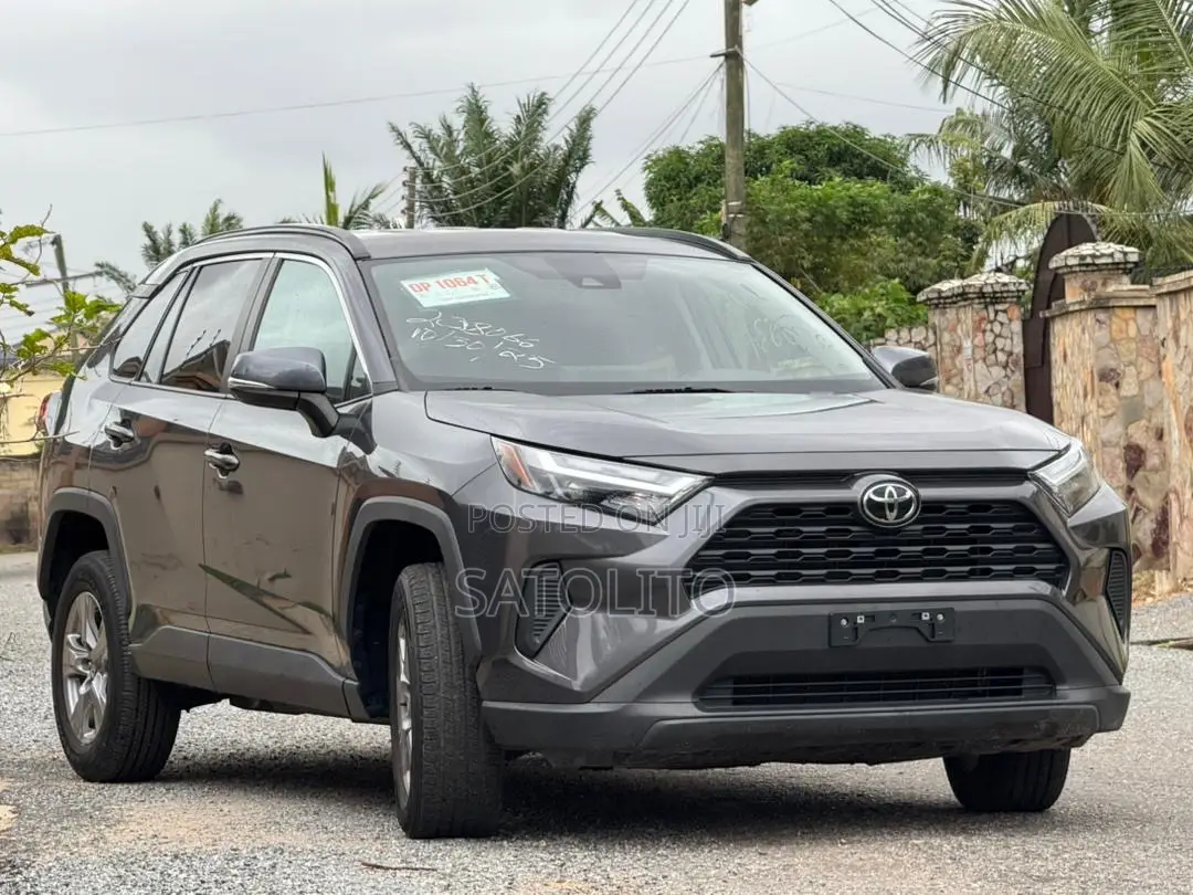 Toyota RAV4 XLE 2022 Gray