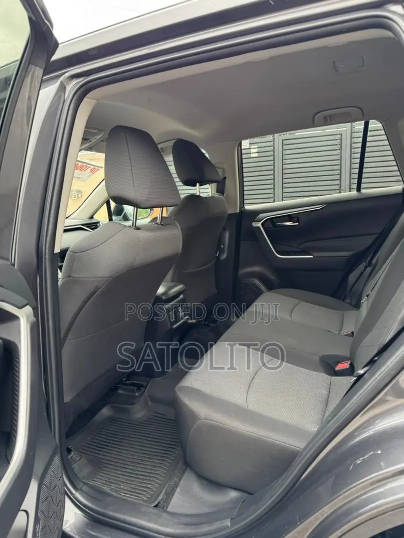 Toyota RAV4 XLE 2022 Gray
