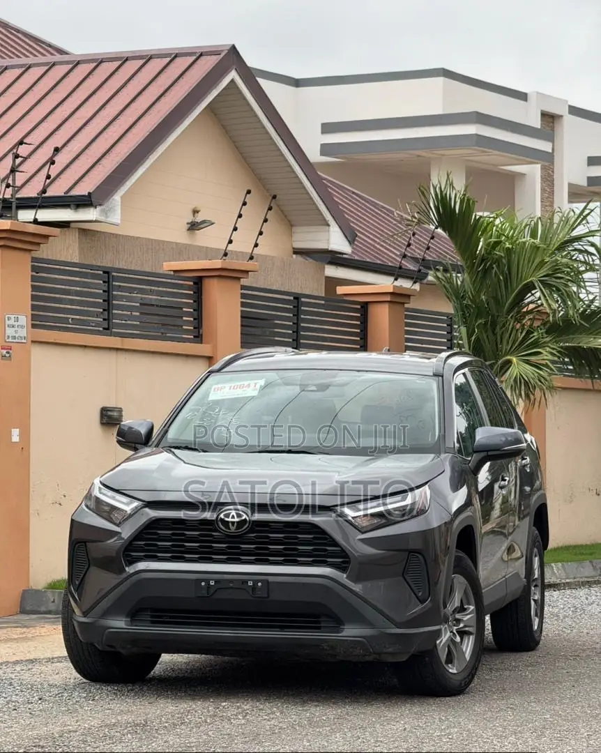 Toyota RAV4 XLE 2022 Gray