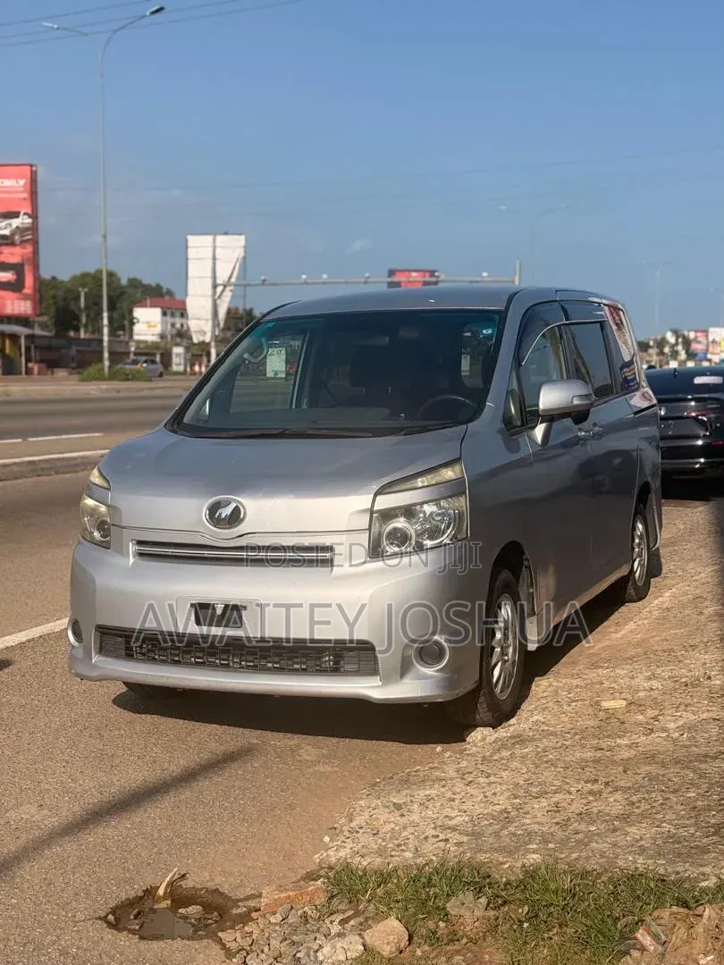 Toyota Voxy 2013 Silver