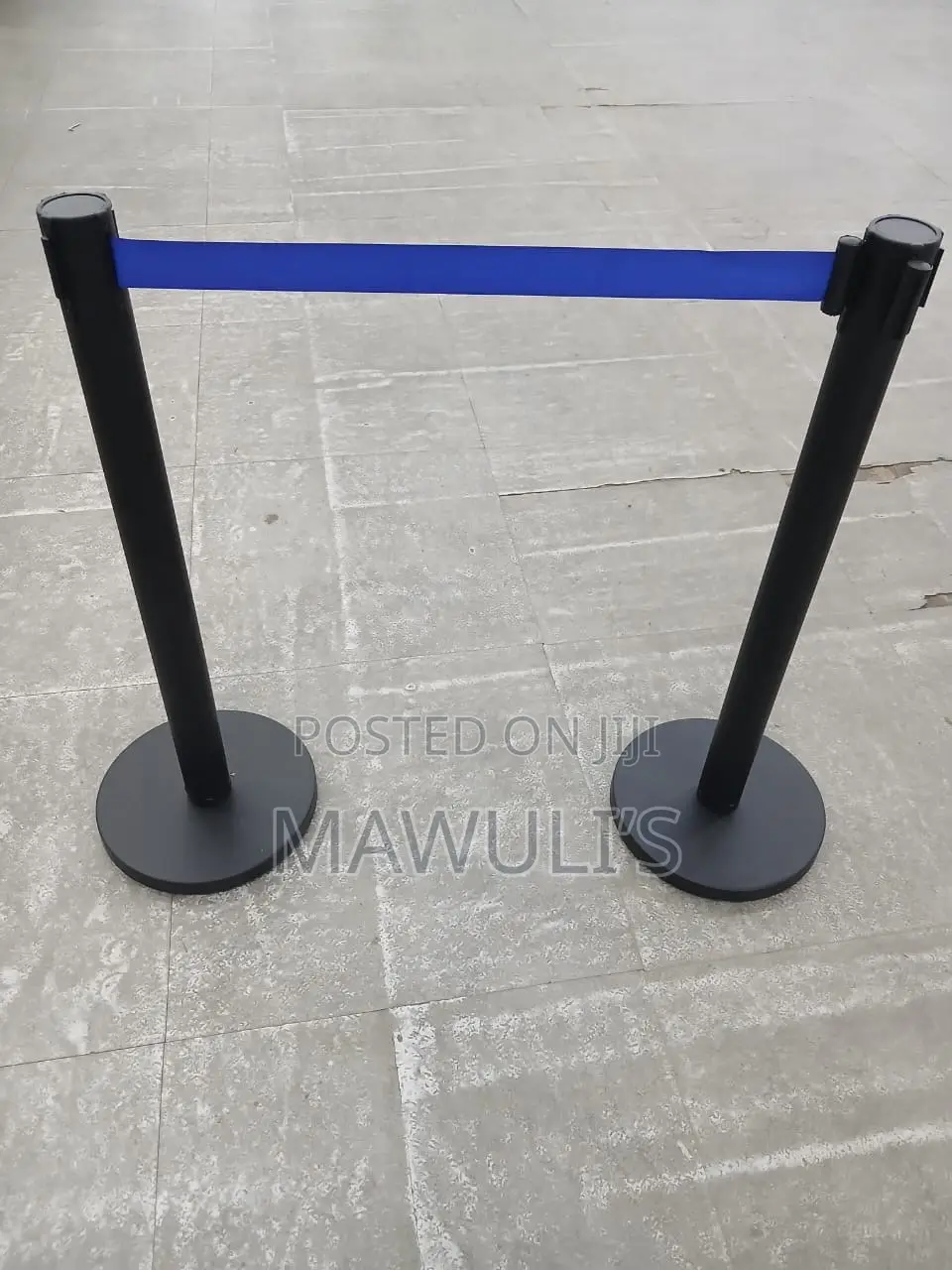 Retractable Bet Stanchion