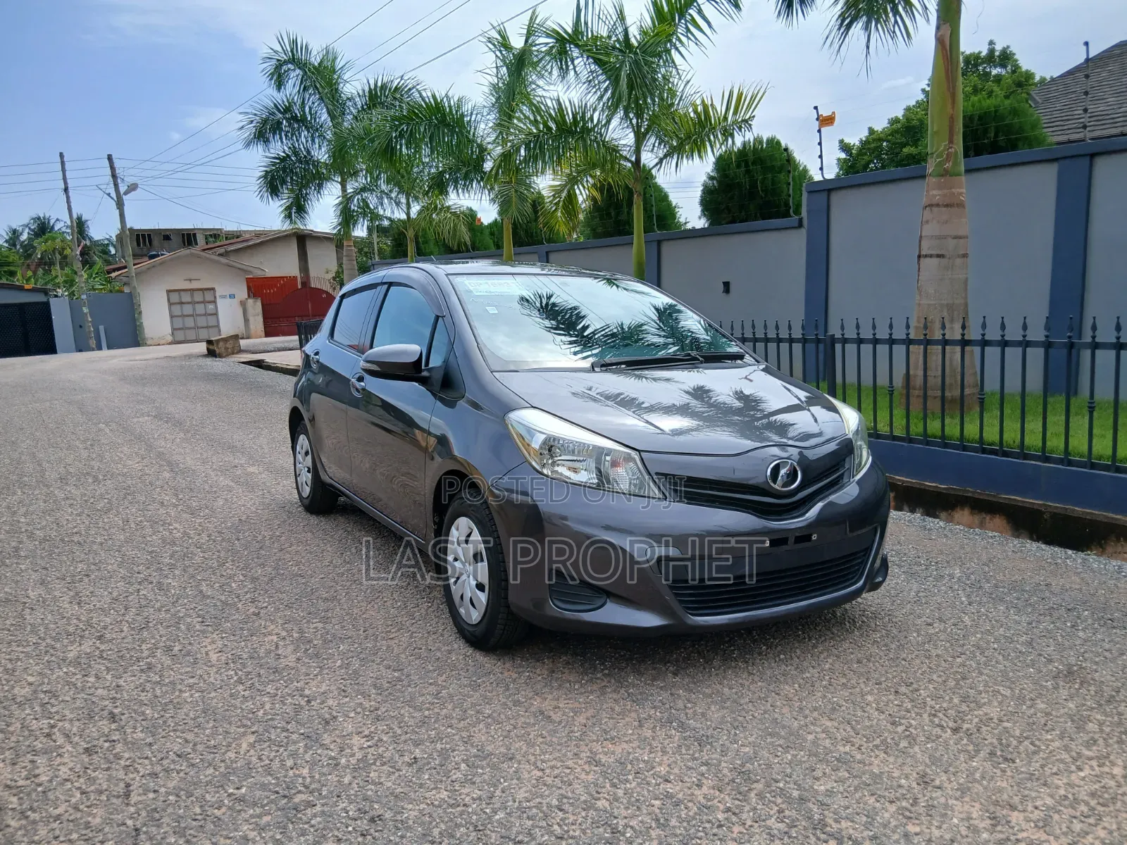 Toyota Vitz 1.3 FWD 5dr 2013 Gray