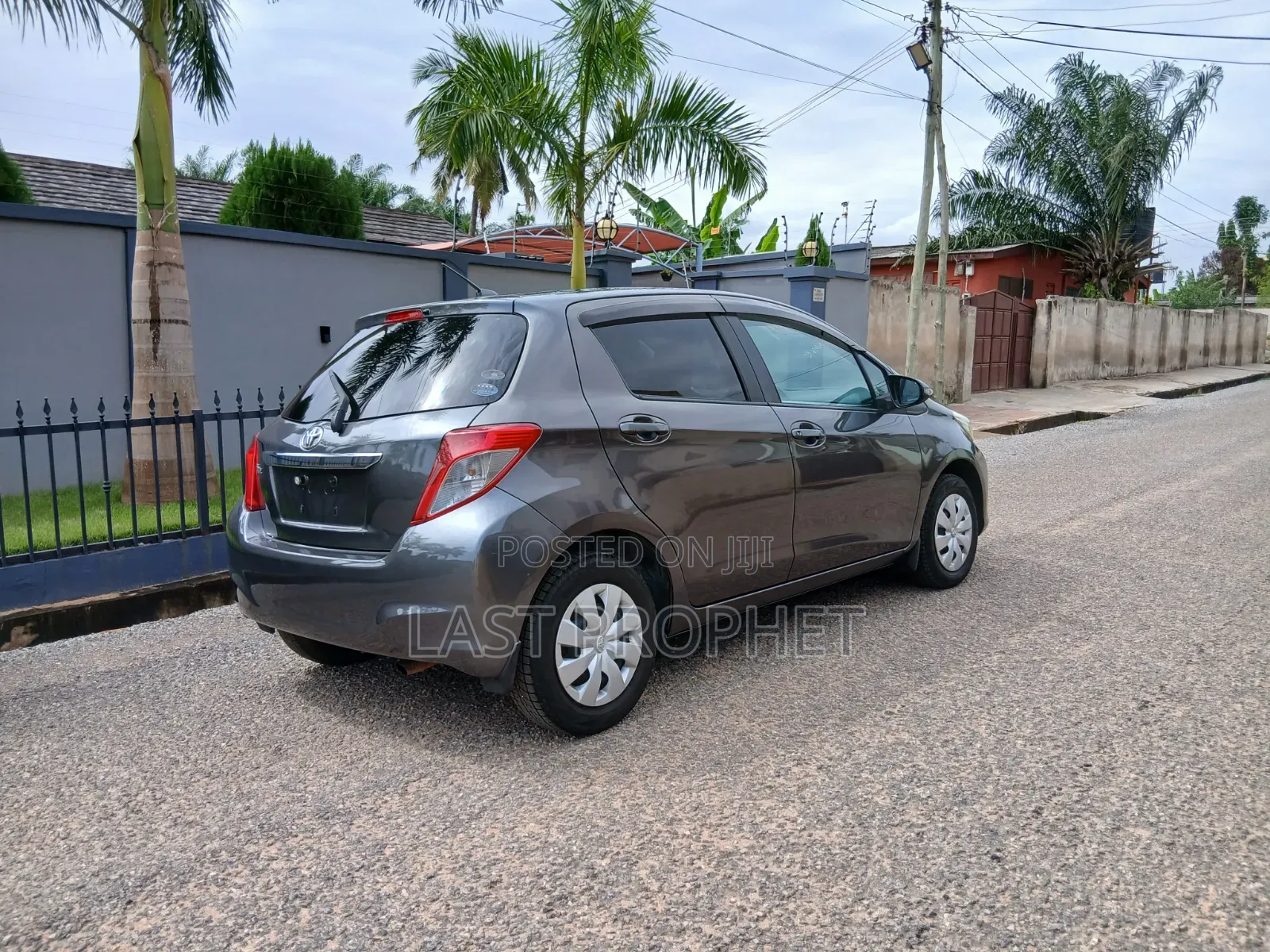 Toyota Vitz 1.3 FWD 5dr 2013 Gray