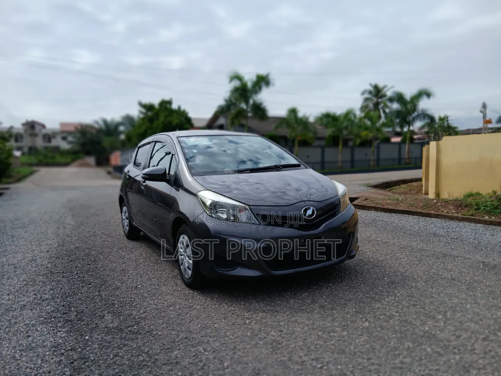 Toyota Vitz 1.3 FWD 5dr 2013 Gray