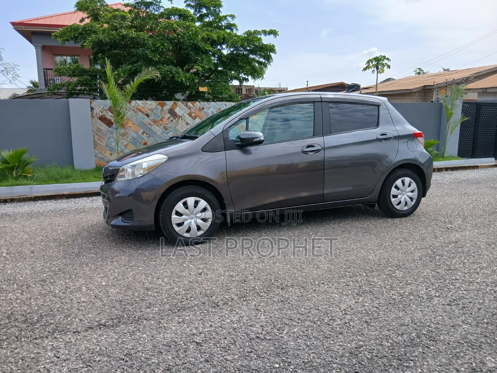Toyota Vitz 1.3 FWD 5dr 2013 Gray