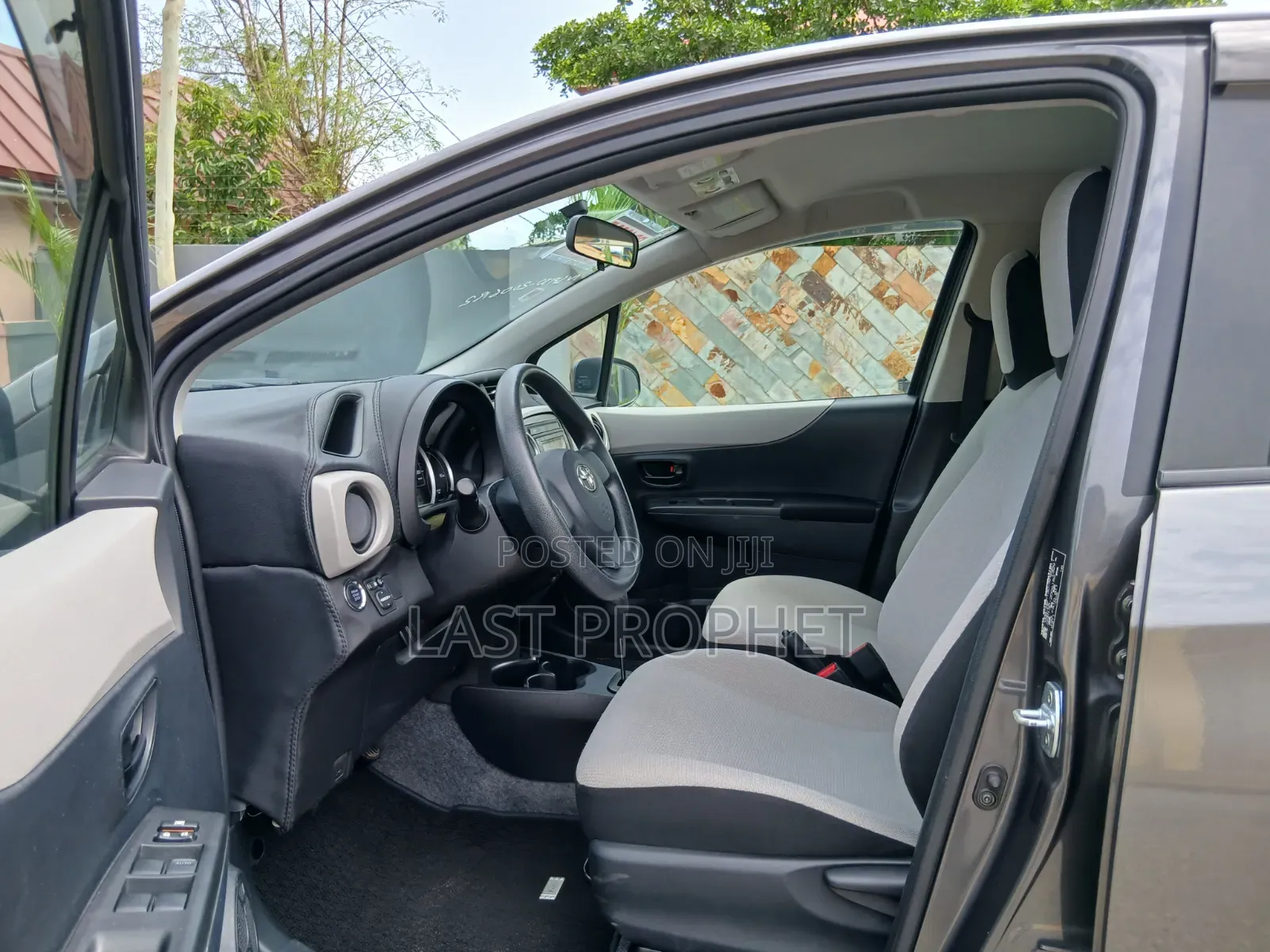 Toyota Vitz 1.3 FWD 5dr 2013 Gray