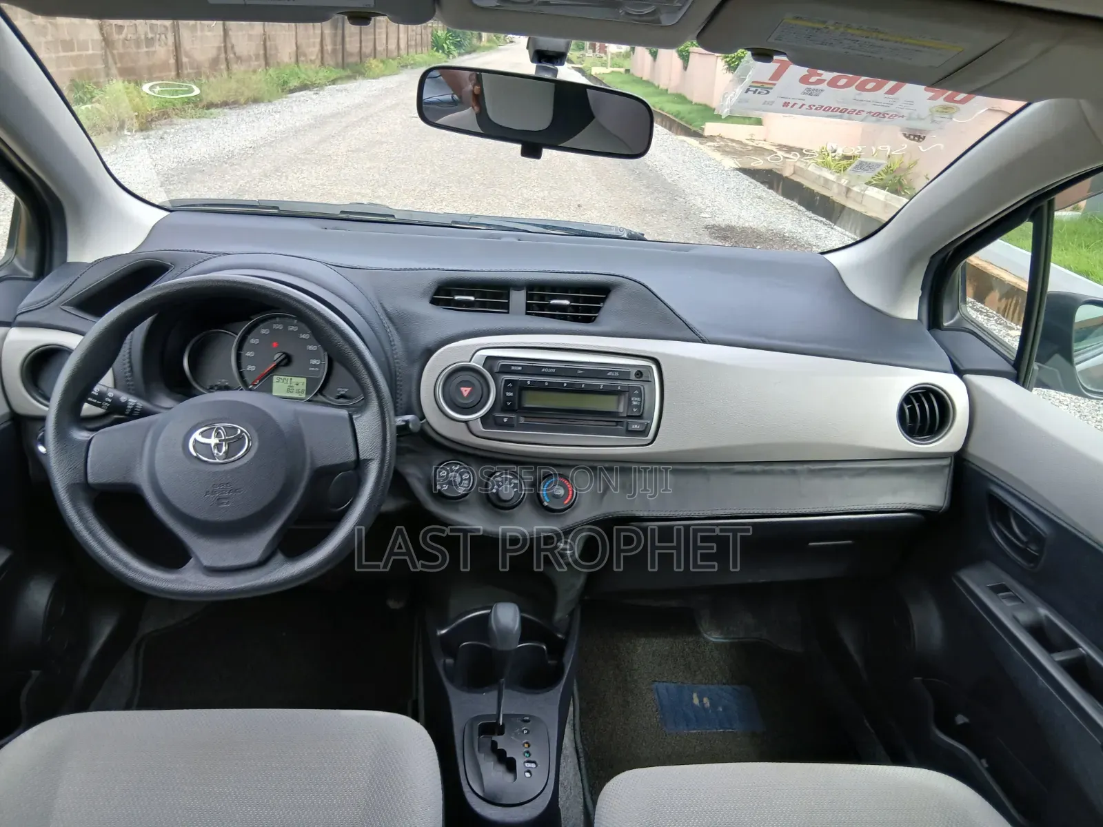 Toyota Vitz 1.3 FWD 5dr 2013 Gray