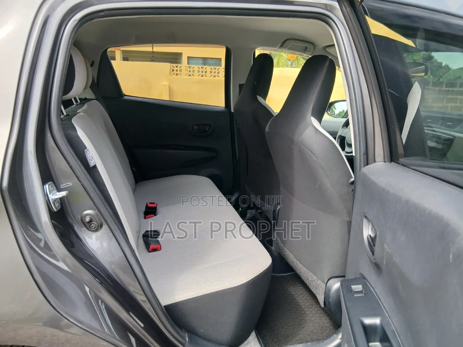 Toyota Vitz 1.3 FWD 5dr 2013 Gray