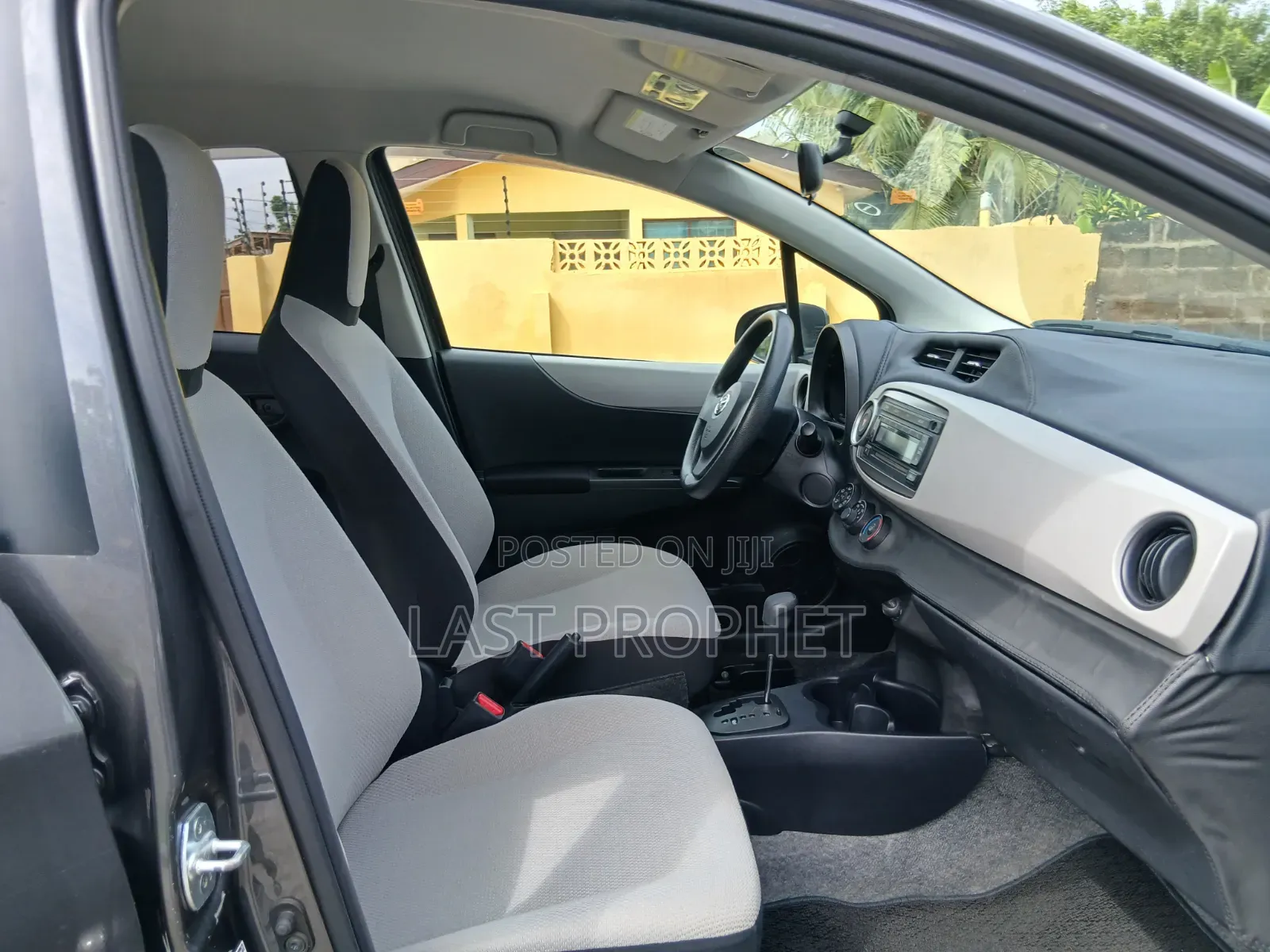 Toyota Vitz 1.3 FWD 5dr 2013 Gray