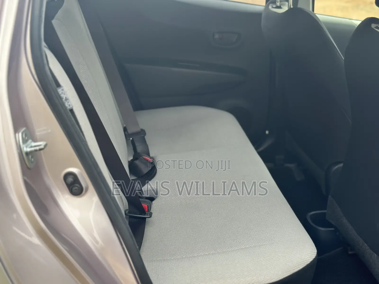 Toyota Vitz 1.3 FWD 3dr 2011