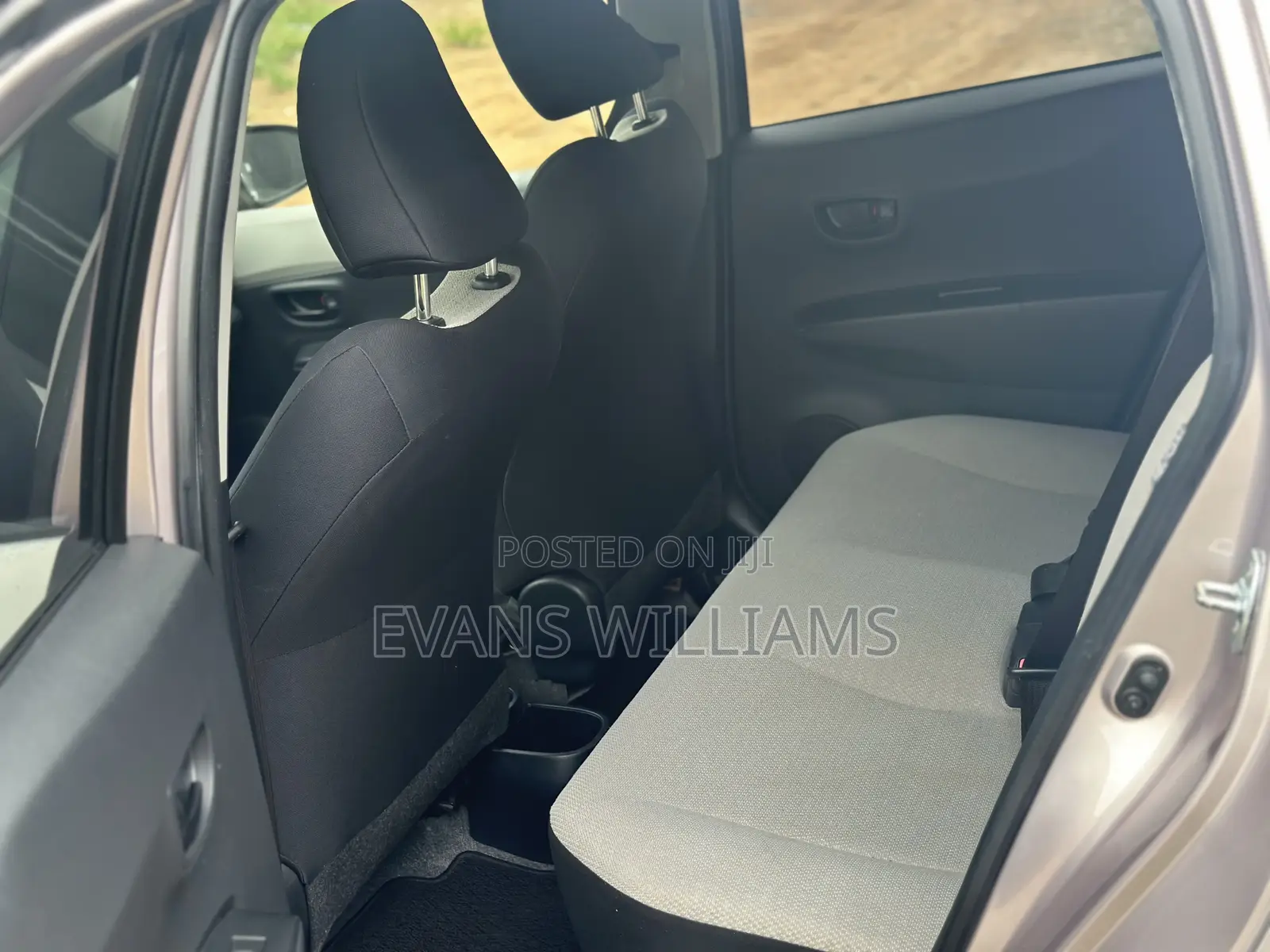 Toyota Vitz 1.3 FWD 3dr 2011