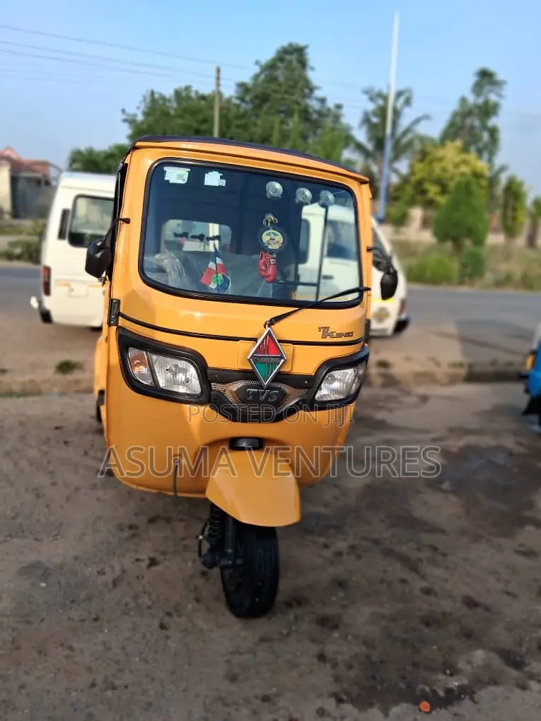 TVS HLX 125 2025 Yellow