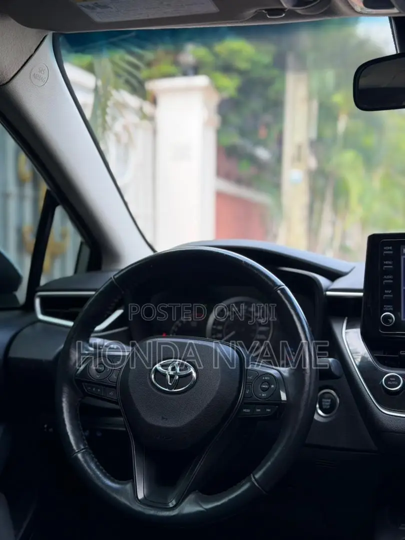 Toyota Corolla LE 2022 Silver