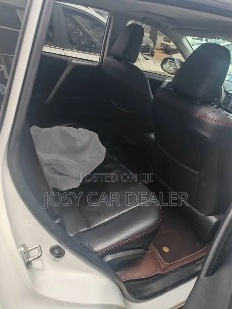 Toyota RAV4 LE FWD 2019 White