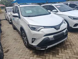 Toyota RAV4 LE FWD 2019 White