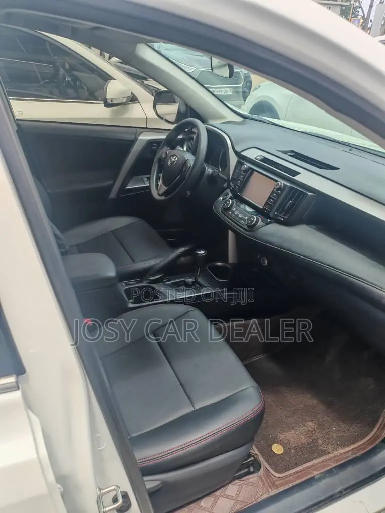 Toyota RAV4 LE FWD 2019 White