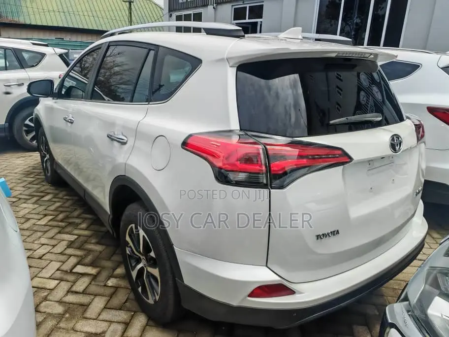 Toyota RAV4 LE FWD 2019 White