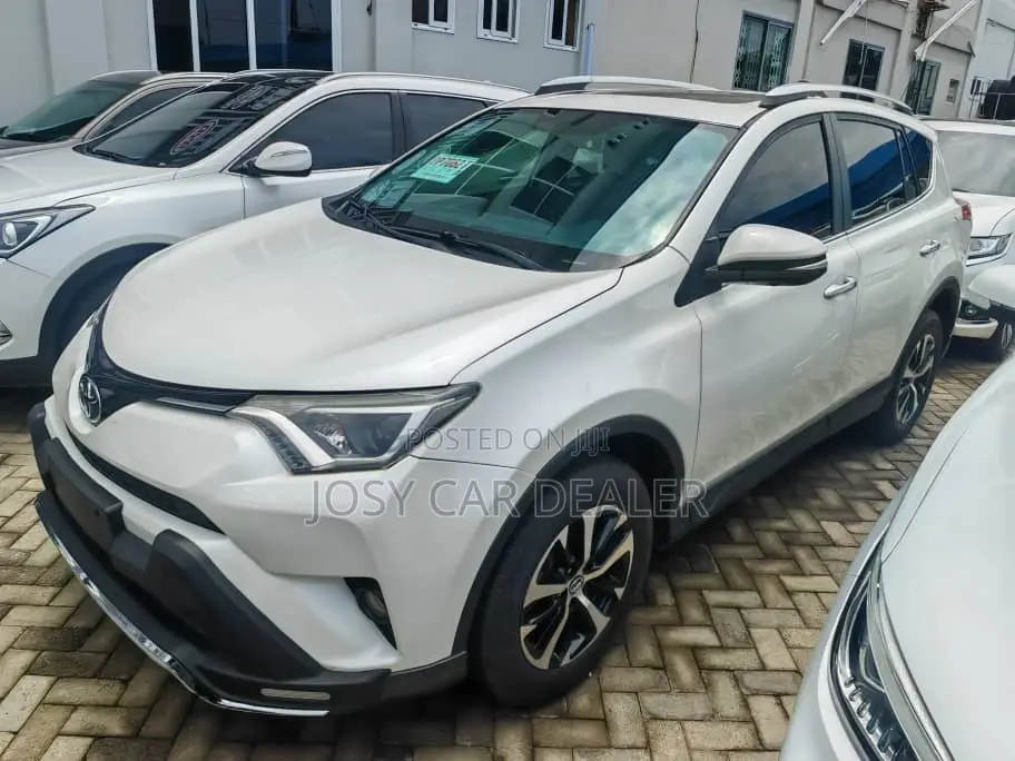 Toyota RAV4 LE FWD 2019 White