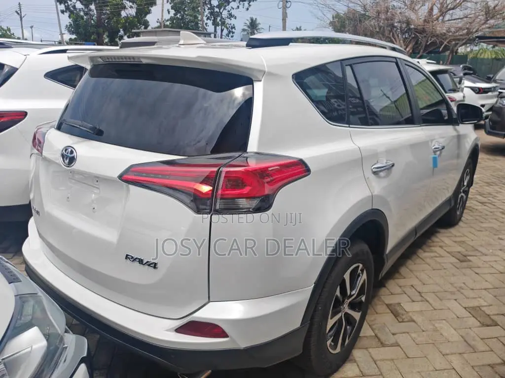 Toyota RAV4 LE FWD 2019 White