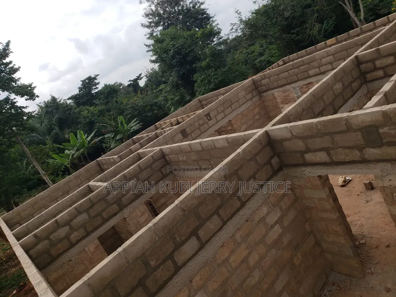 4bdrm House in Akuapim North for sale