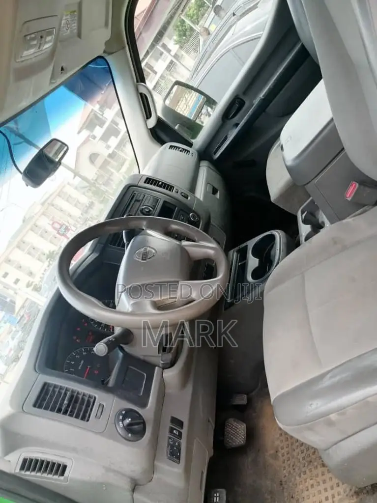 Nissan Caravan (Urvan) 2012 Green