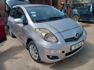 Toyota Vitz 2010 White