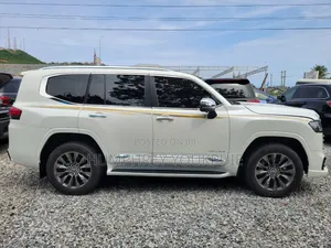 Toyota Land Cruiser 2022 White