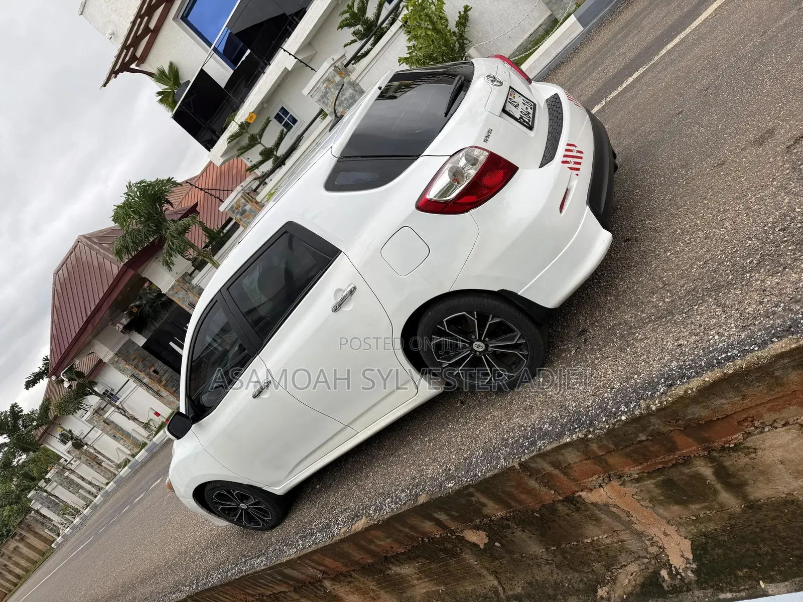 Toyota Matrix Hatchback FWD (1.8L 4cyl 5M) 2010 White