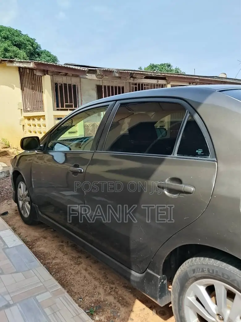Toyota Corolla Base 4dr Sedan (1.8L 4cyl 5M) 2010 Gray