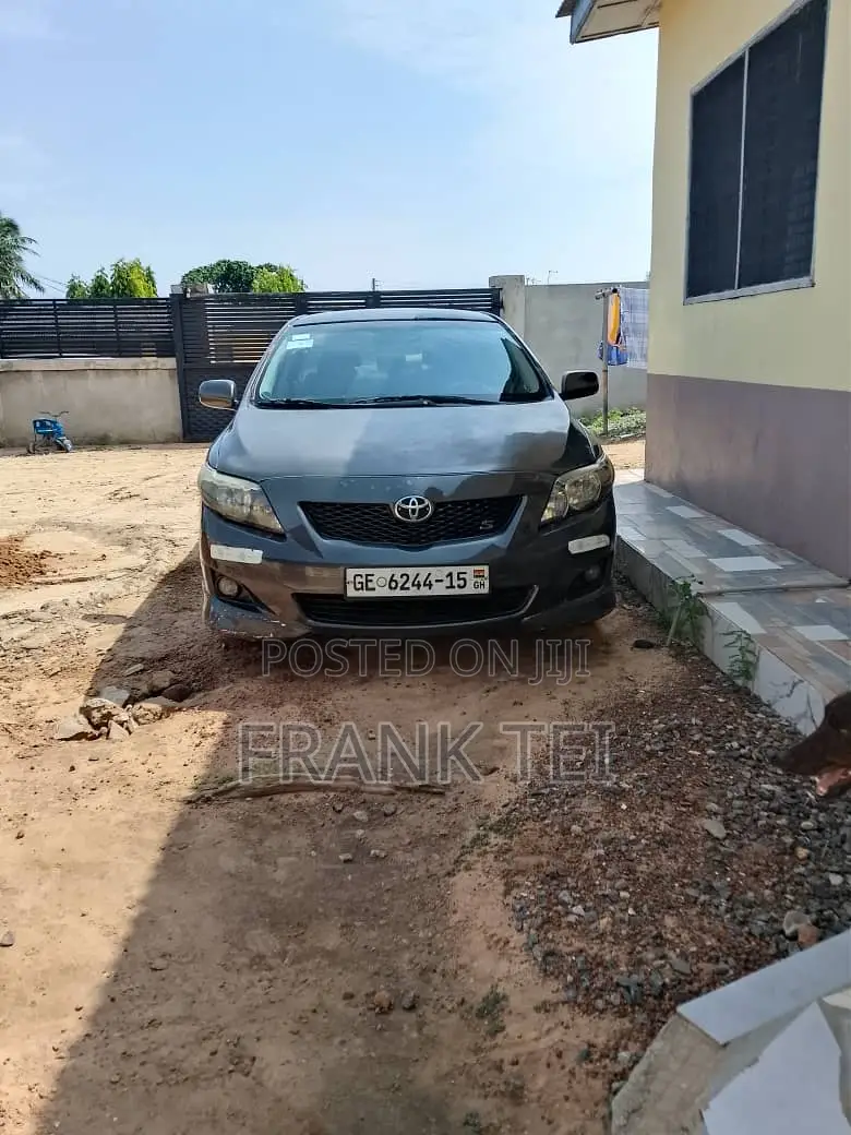 Toyota Corolla Base 4dr Sedan (1.8L 4cyl 5M) 2010 Gray