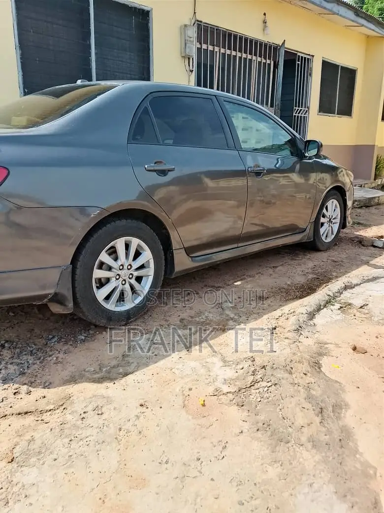 Toyota Corolla Base 4dr Sedan (1.8L 4cyl 5M) 2010 Gray
