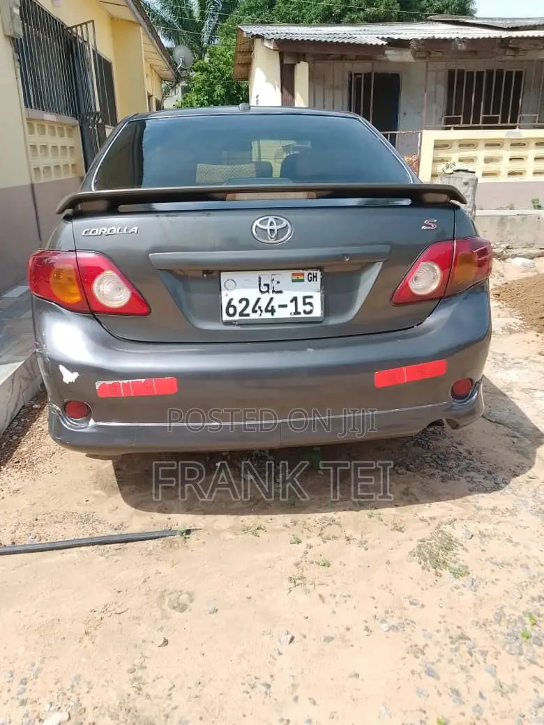 Toyota Corolla Base 4dr Sedan (1.8L 4cyl 5M) 2010 Gray