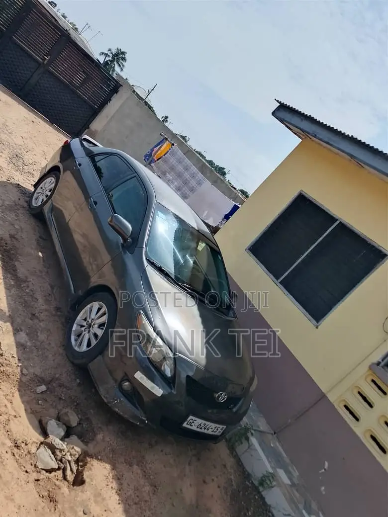Toyota Corolla Base 4dr Sedan (1.8L 4cyl 5M) 2010 Gray