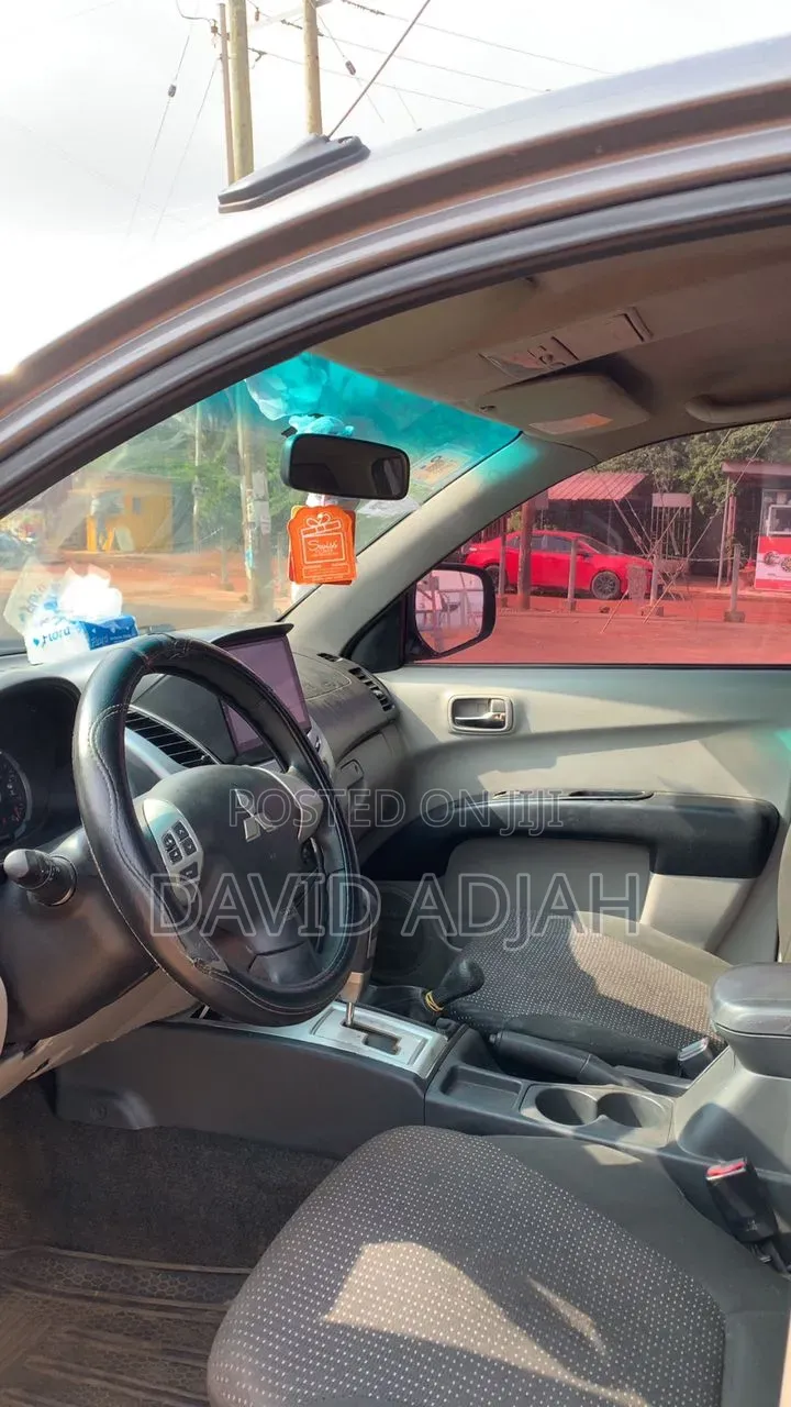 Mitsubishi L200 Club Cab 2.5 180hp 4WD 2014 Gray