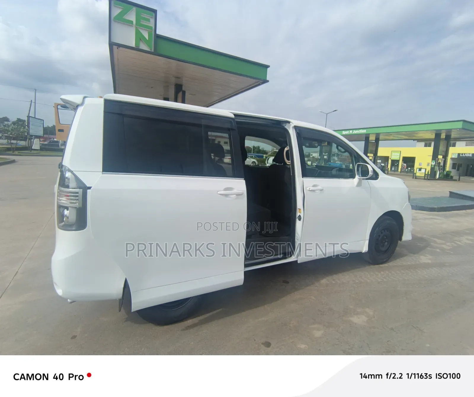 Toyota Voxy 2010 White