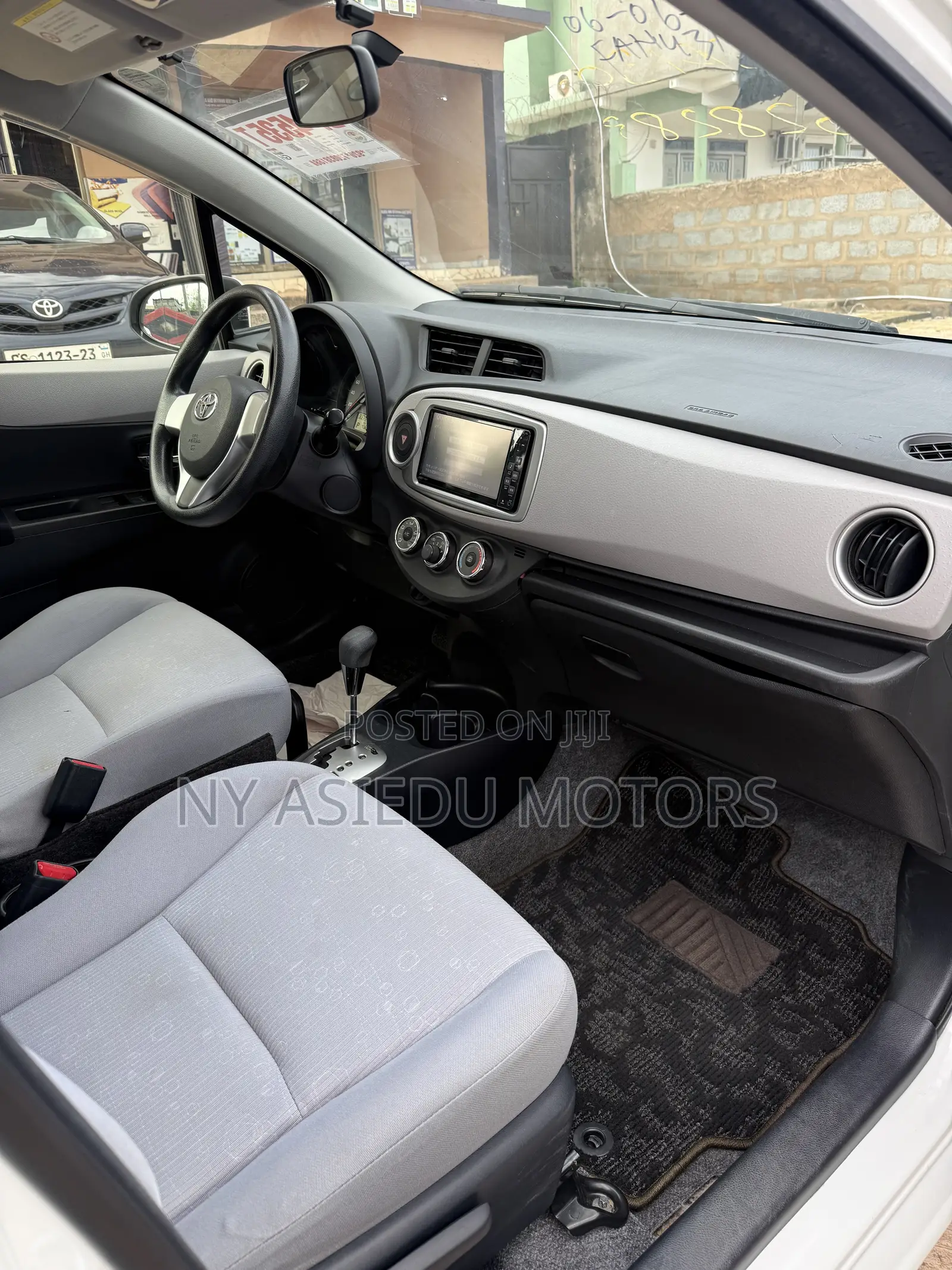 Toyota Vitz 1.3 FWD 3dr 2011 White