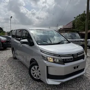 Toyota Voxy 2015 Silver