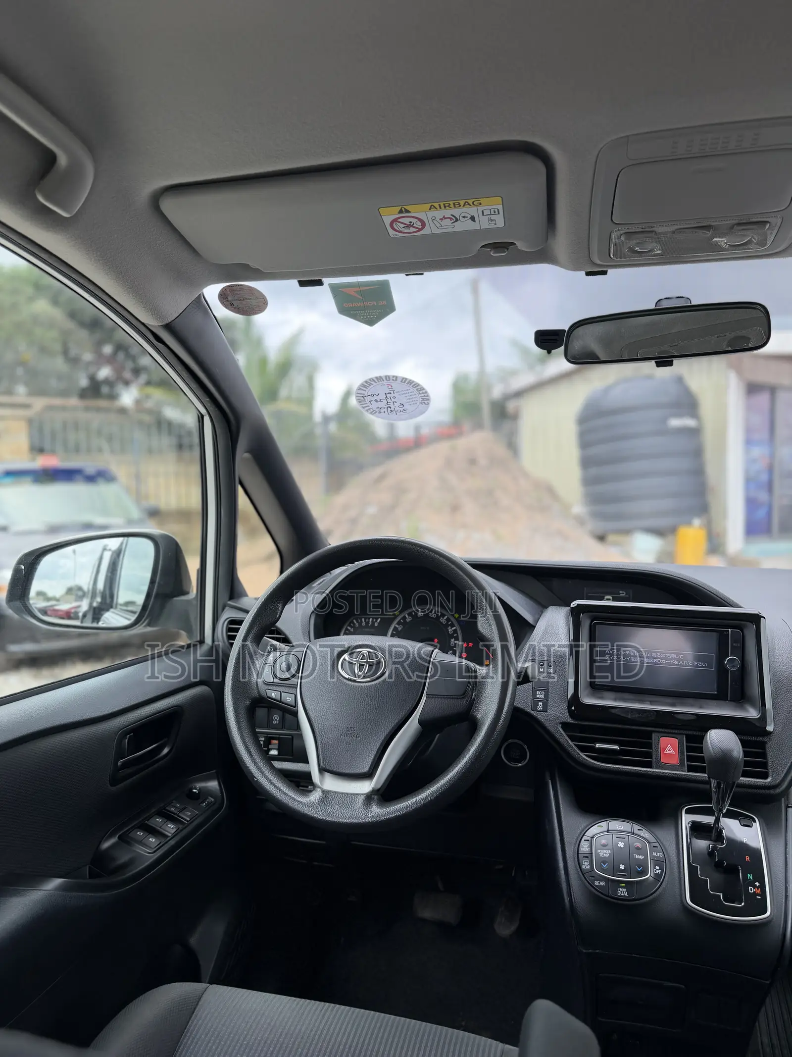 Toyota Voxy 2015 Silver