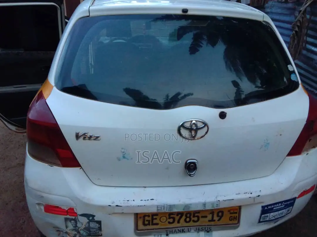 Toyota Vitz 2010 White