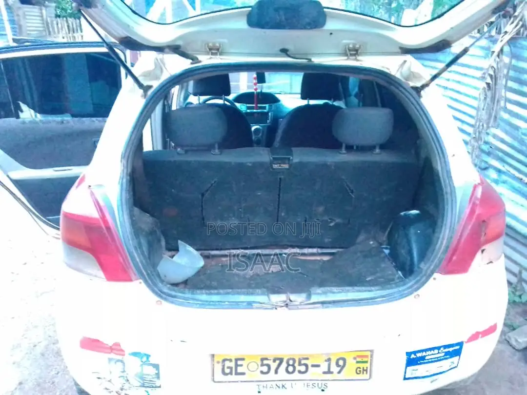 Toyota Vitz 2010 White